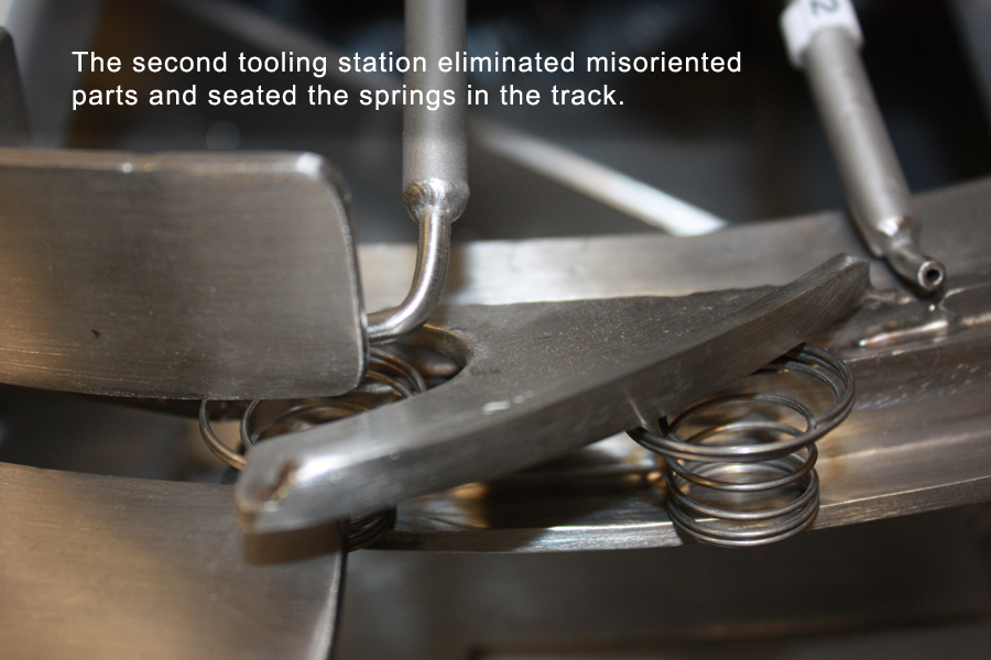 Spring-detangler-parts-feeding